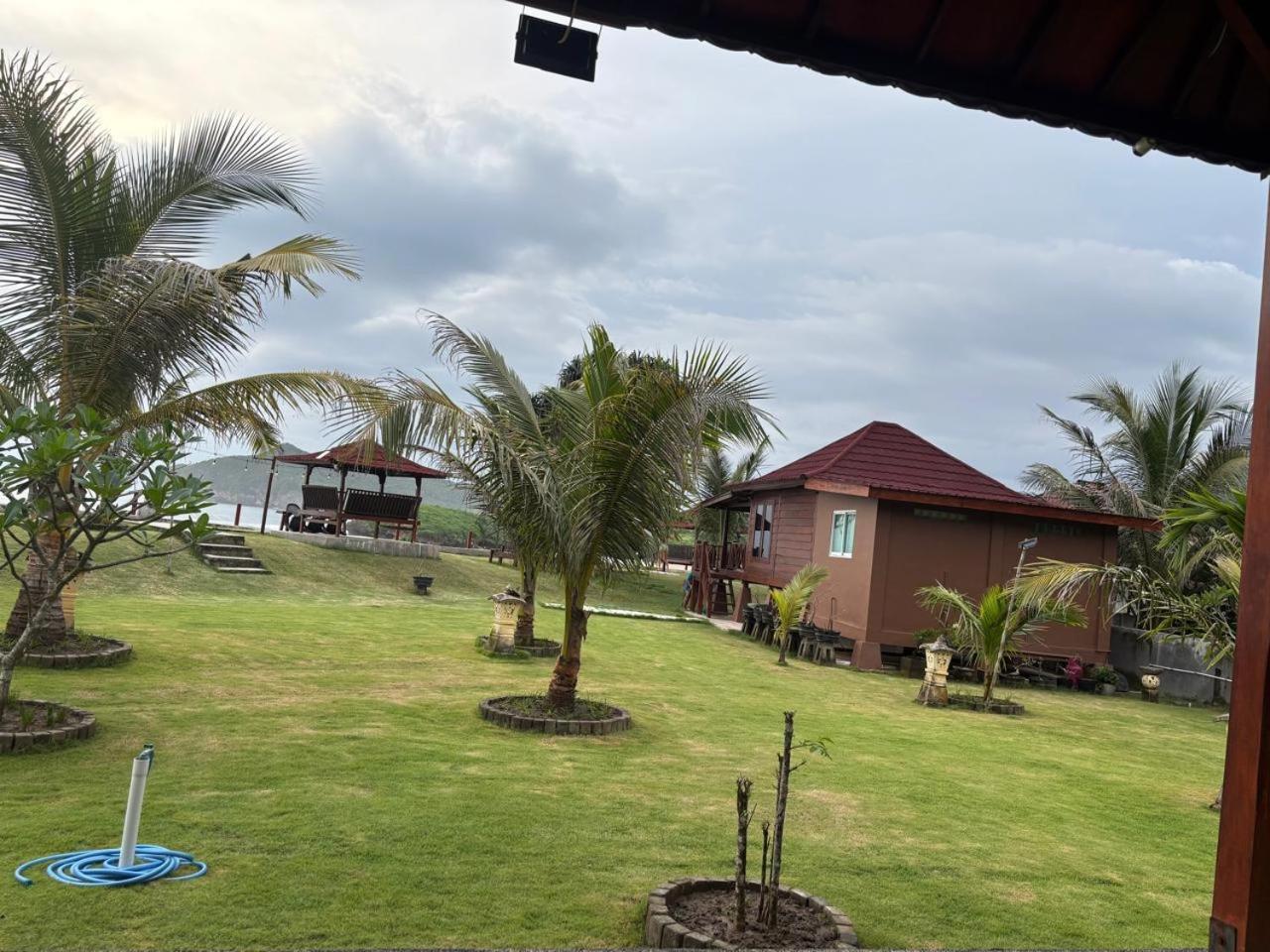 Mama Nings Beach Hotel Sekongkang Exterior foto