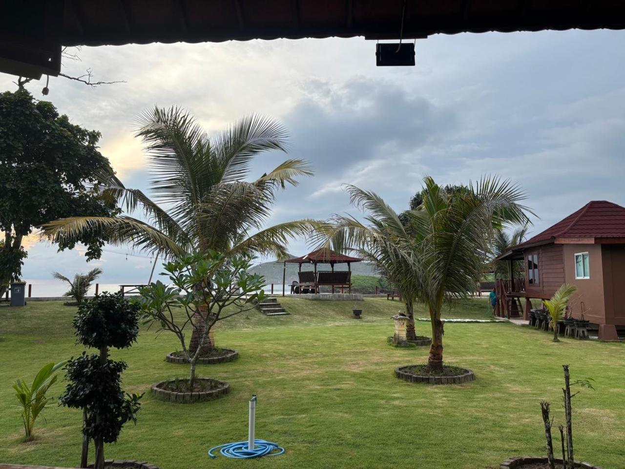 Mama Nings Beach Hotel Sekongkang Exterior foto